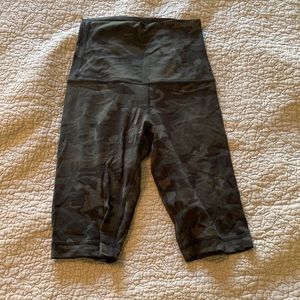 Lululemon align size 4 biker shorts camo
